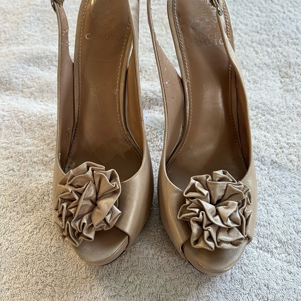 Vince Camuto Women's Beige Floral Peep-Toe Heels